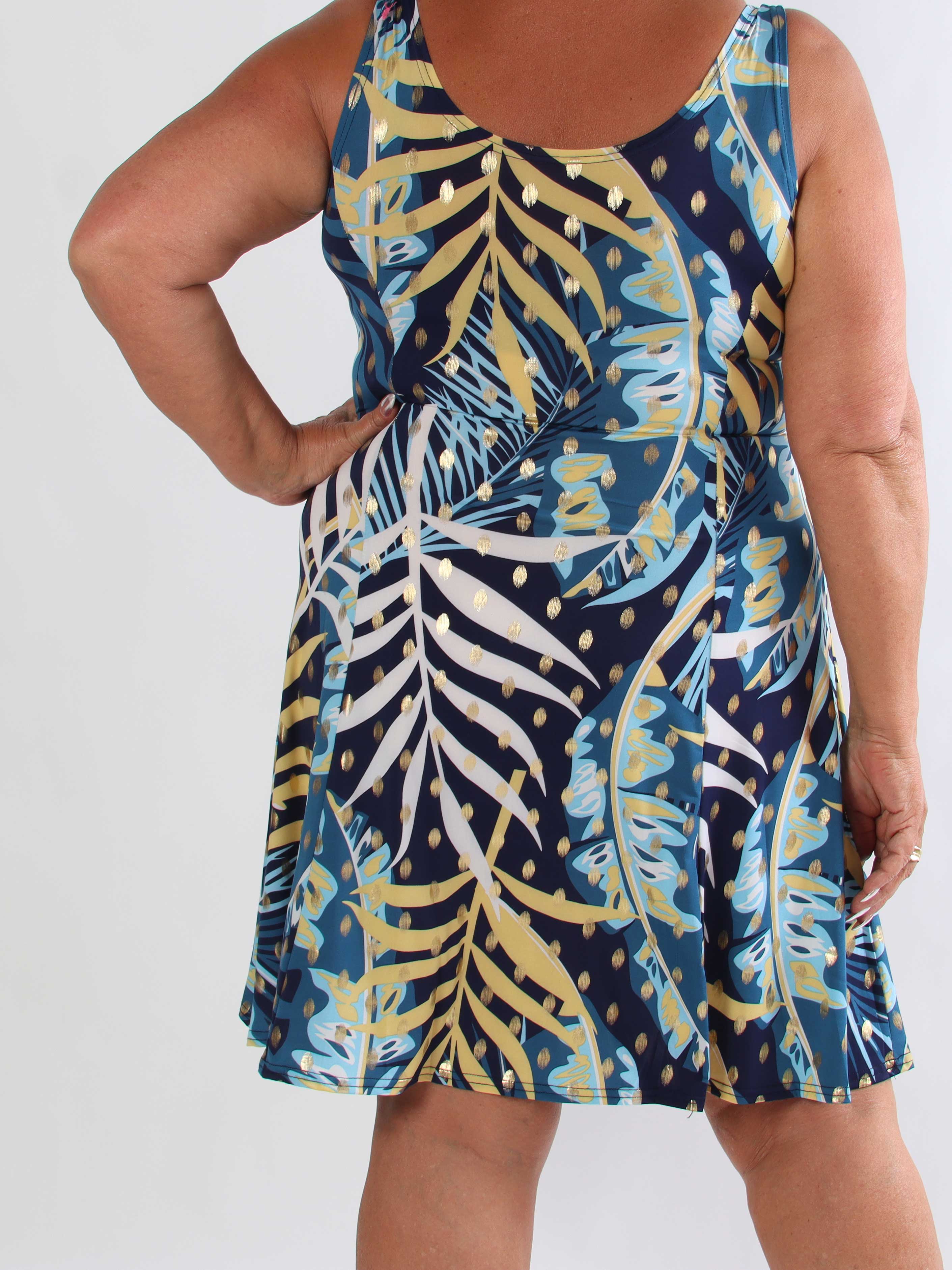 Maj Glowleaf - Elastisk plus size sommerkjole i a-facon med bladmotiver